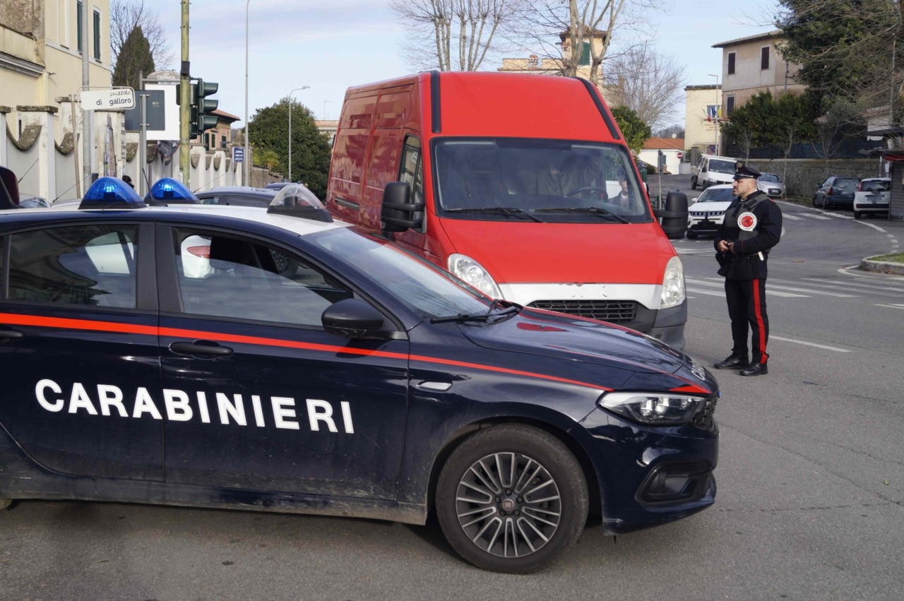 Aggredisce la guardia del supermercato: denunciato a 24 anni