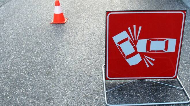 Incidente stradale: auto nel fosso con tre figli a bordo