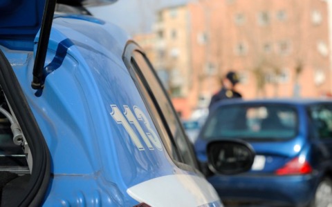 Pistola gettata dalla finestra durante il blitz: arrestati due fratelli