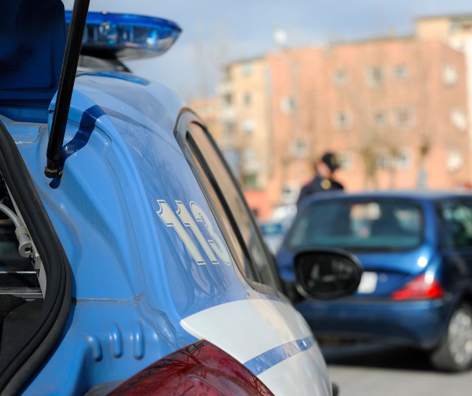 Pistola gettata dalla finestra durante il blitz: arrestati due fratelli