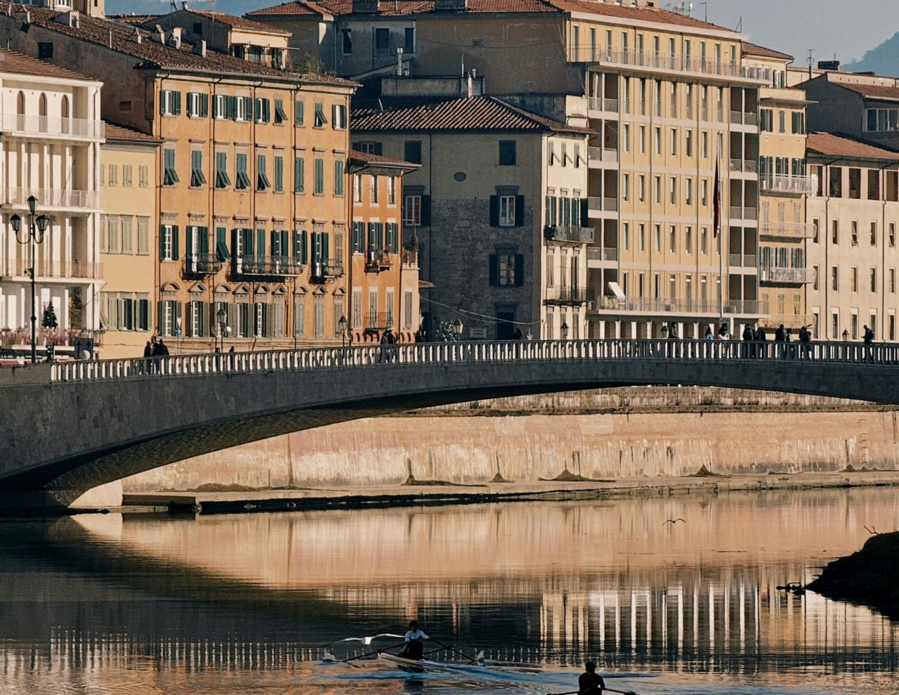 Famiglie e bambini a colazione sul Ponte di Mezzo a Pisa