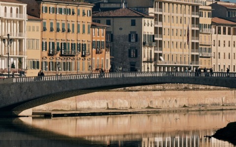 Famiglie e bambini a colazione sul Ponte di Mezzo a Pisa