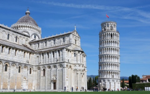 A Pisa, 500 alunni compongono pace ai piedi della Torre